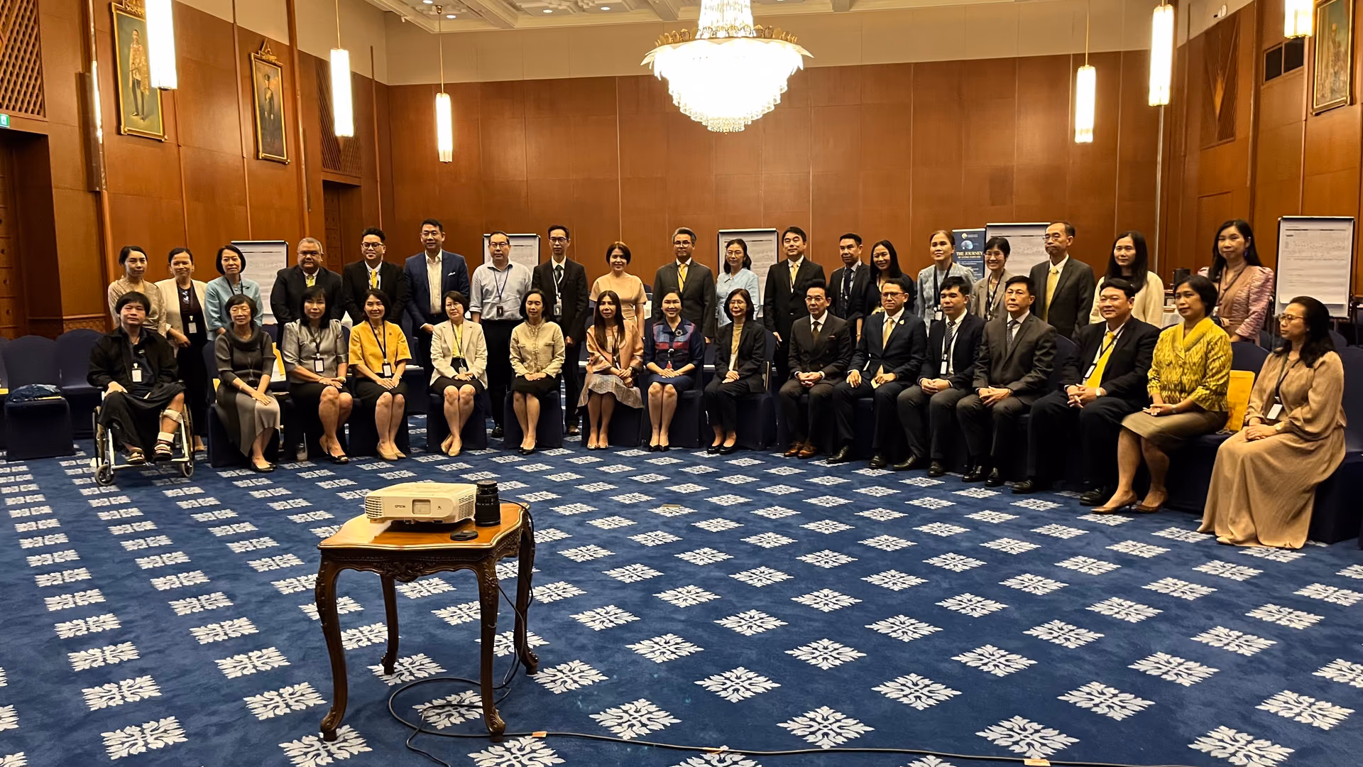 ภาพหมู่ผู้เข้าร่วมหลักสูตรพัฒนาผู้นำในห้องประชุมใหญ่